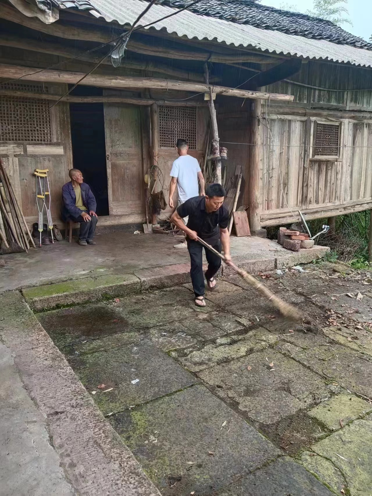 帮助老人打扫院坝